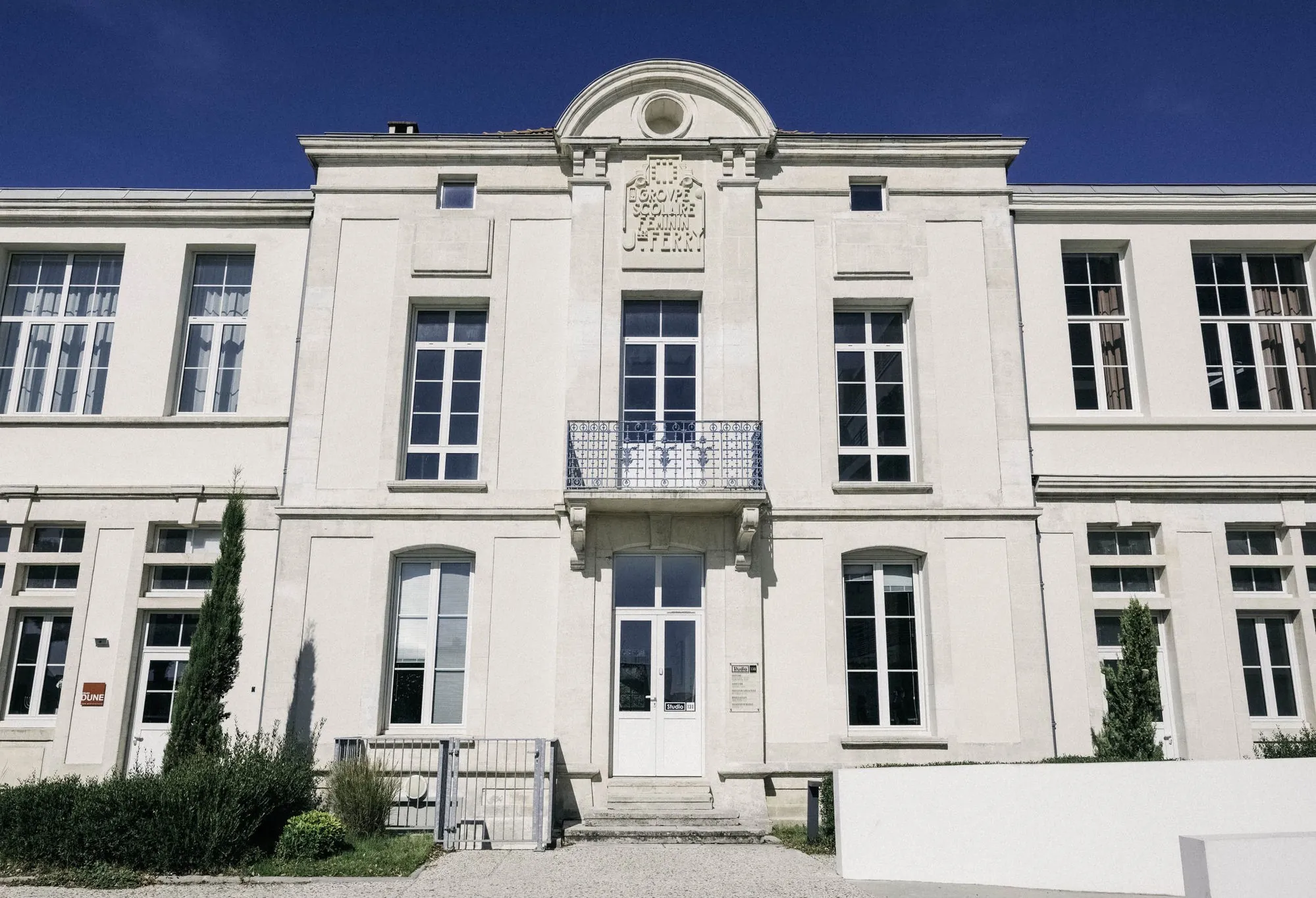 Façade de l'ancienne école Jules Ferry · siège du Studio 130